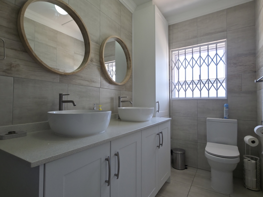 6 Bedroom Property for Sale in Wavecrest Eastern Cape